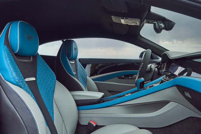 Innenraum des Bentley Batur mit grauen und blauen Lederakzenten